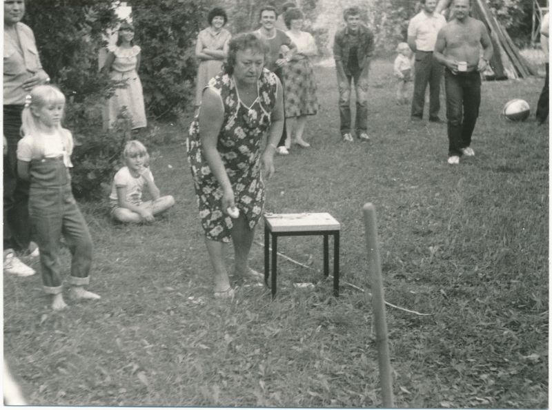 Foto. Sidetöötajate II "Väinamere mängud" Haapsalu rajoonis Kirimäel. Kombineeritud teatevõistluses osaleb Laine Tooma. Foto V. Pärtel, august 1985