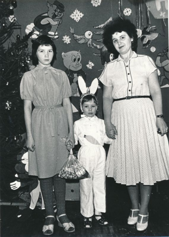 Foto. Laste nääripidu Sidesõlme saalis Tamme 21a  detsember 1985.