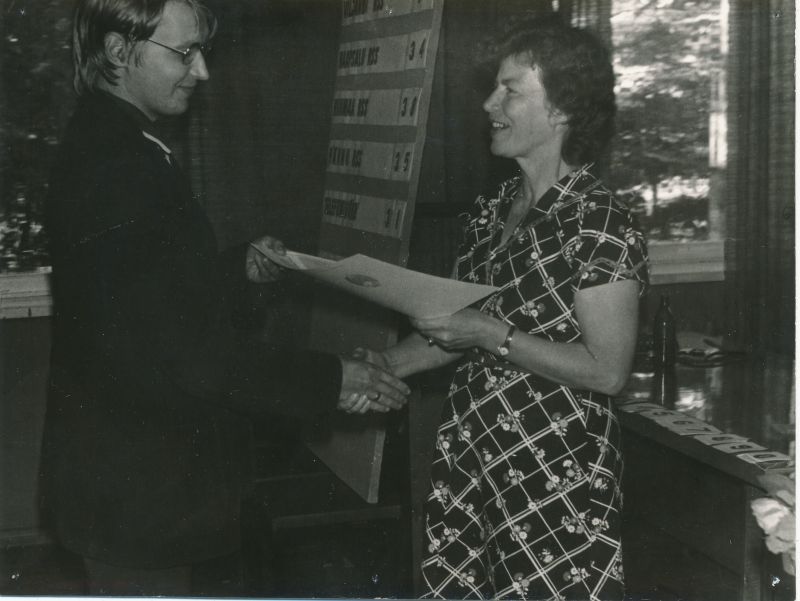 Foto. Haapsalu Sidesõlme III "Valge Daami" mälumäng augustis 1985. Evi Velt õnnitleb Hiiumaa RSS vaneminseneri Elmu Viigipuud.