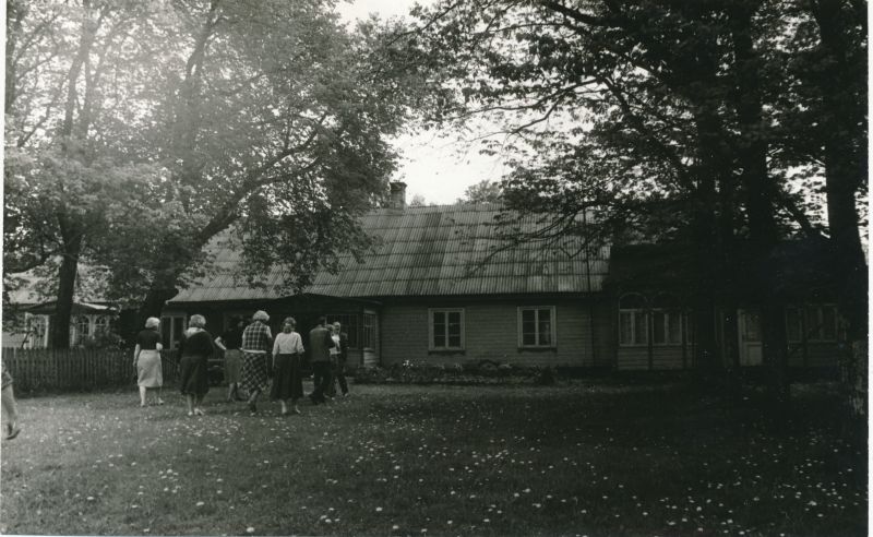 Foto. Isetegevuslike muuseumi töötajate seminar-õppereis Pärnu rajoonis. Foto V. Pärtel, 28.-30. mai 1985