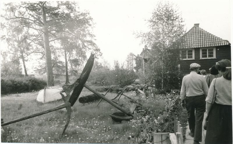 Foto. Isetegevuslike muuseumi töötajate seminar-õppereisist osavõtjad Pärnu rajoonis Kablis, Selja talus. Foto V. Pärtel, 28.-30. mai 1985