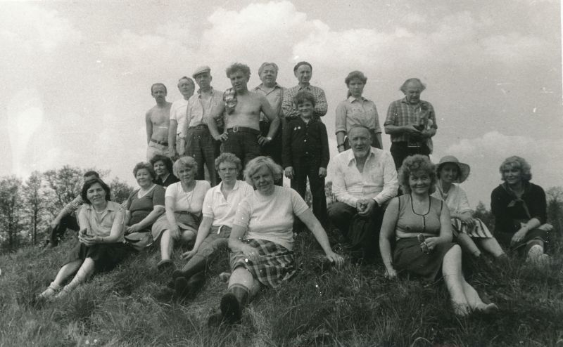 Foto. Isetegevuslike muuseumi töötajate seminar-õppereis Pärnu rajooni, ühispilt. Foto V. Pärtel, 28.-30. mai 1985