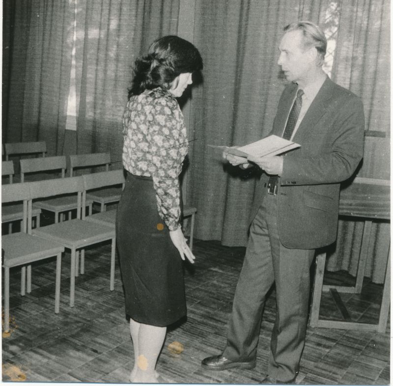 Foto. Kollektiivlepingu sõlmimise konverents Haapsalu RSS-is. Aukirja saab sideelektrik Sirje Sirel. Foto V. Pärtel, veebruar 1985