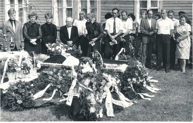 Foto. Lihula liinitehnilise jaoskonna brigadiri Leonid Kappan`i matused, august 1985