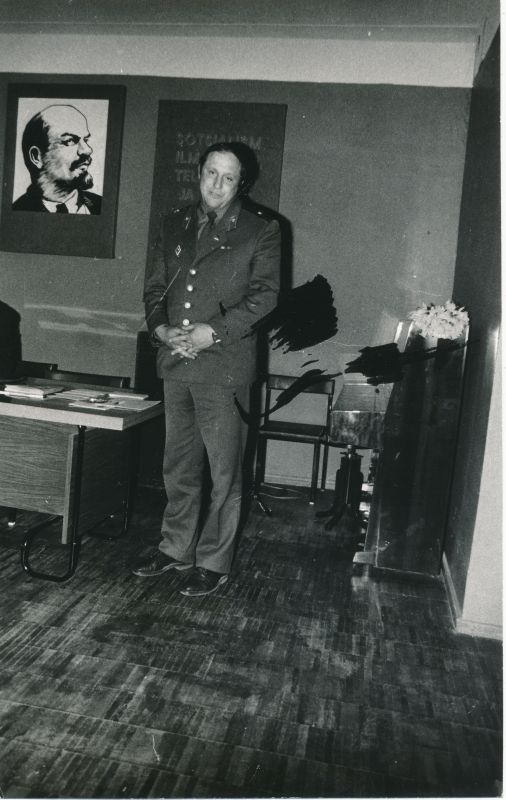 Foto. 40 aastat II Maailmasõja võidust. Sõjaveteranide autasustamine, esineb rajooni sõjakomissar Artamonov. Foto V. Pärtel, 9. mai 1985