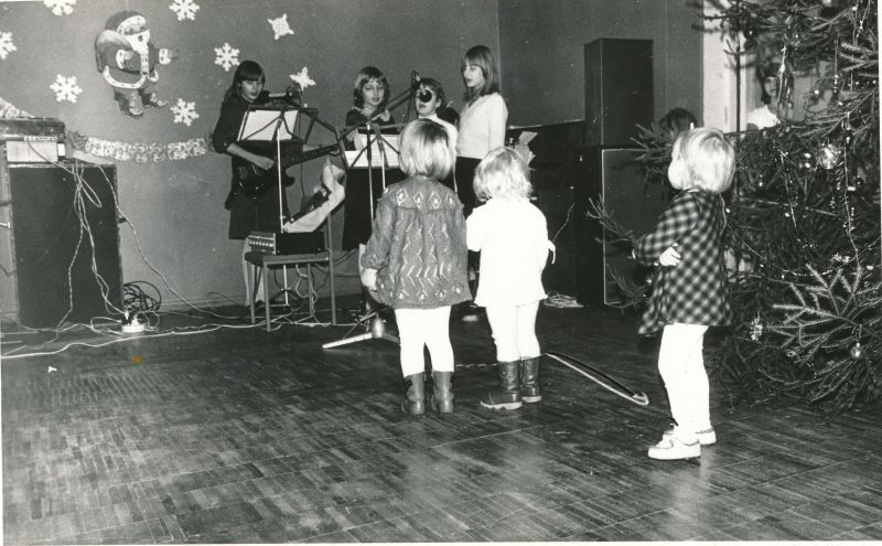 Foto. Laste nääripidu Haapsalu Sidesõlme saalis. Esineb RSS-i noorte VIA. Foto V. Pärtel, detsember 1984