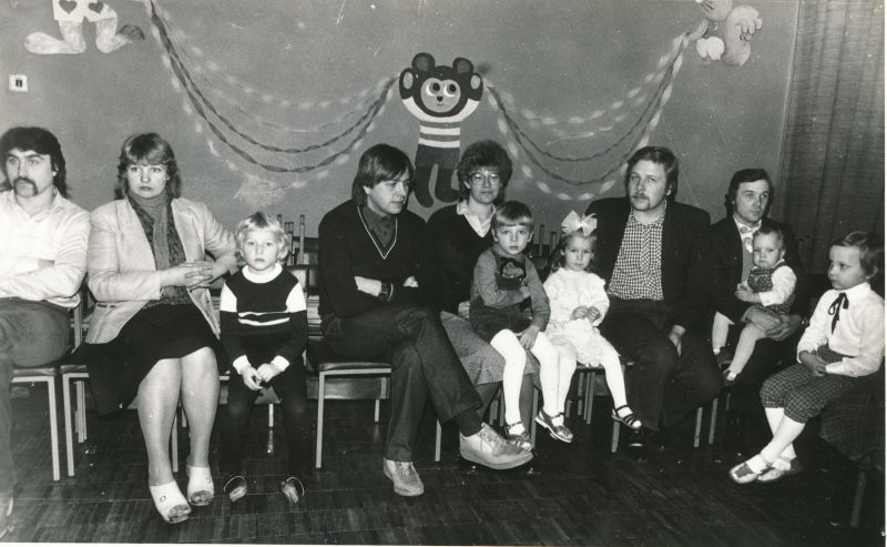 Foto. Laste nääripidu Haapsalu Sidesõlme saalis: lapsed ja lapsevanemad. Foto V. Pärtel, detsember 1984