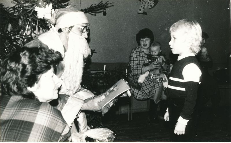 Foto. Laste nääripidu Haapsalu Sidesõlme saalis: kingituse saab väike poiss. Foto V. Pärtel, detsember 1984