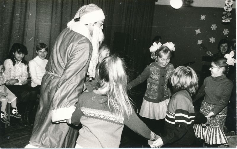 Foto. Laste nääripidu Haapsalu Sidesõlmes: lapsed ja näärivana mängimas. Foto V. Pärtel, detsember 1984