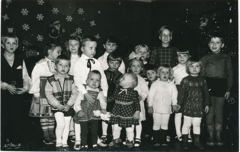 Foto. Laste nääripidu Haapsalu Sidesõlme saalis: lapsed ühispildil. Foto V. Pärtel, detsember 1984