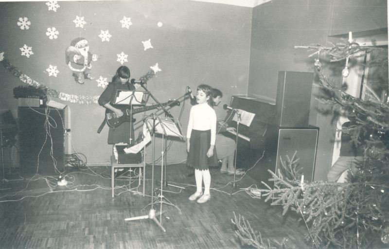 Foto. Laste nääripidu Haapsalu Sidesõlmes: esineb RSS-i noorteansambel. Foto V. Pärtel, detsember 1984