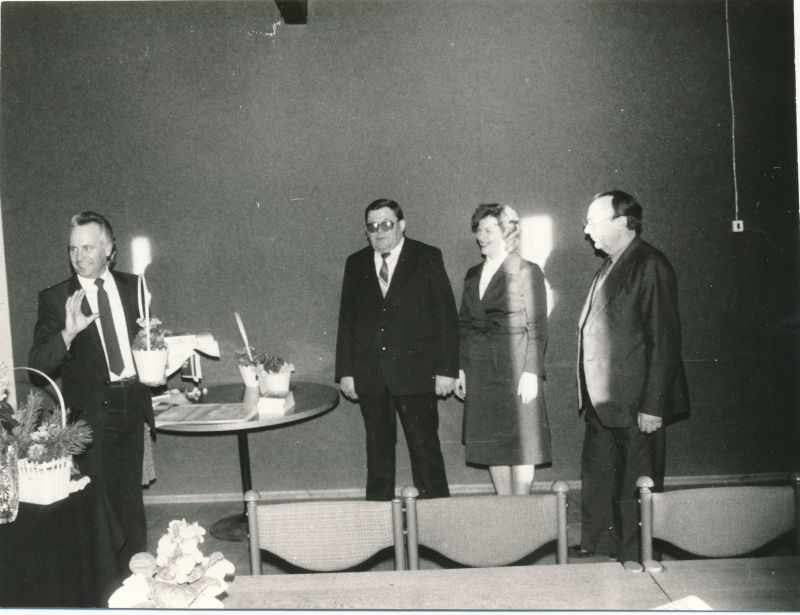 Foto. Haapsalu RSS-i esindajad Saaremaal toimunud sots. võistluse partnerite kohtumisel. Foto V. Pärtel, märts 1985