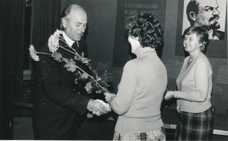 Foto. Vladimir Parbuse 60. sünnipäev: juubilari õnnitlevad Evi Velt ja Milvi Kelner. Foto V. Pärtel, 1984
