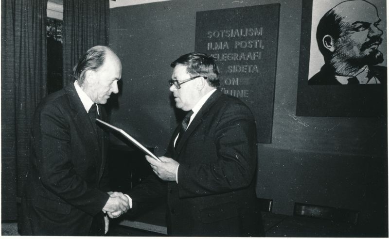 Foto. Vladimir Parbuse 60. sünnipäev. Juubilari õnnitleb Haapsalu RSS-i ülem Sila Hoel. Foto V. Pärtel, 1984