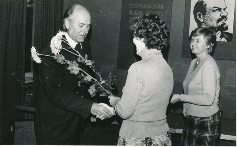 Foto. Vladimir Parbuse 60. sünnipäev. Juubilari õnnitlevad Evi Velt ja Milvi Kelner. Foto V. Pärtel, 1984