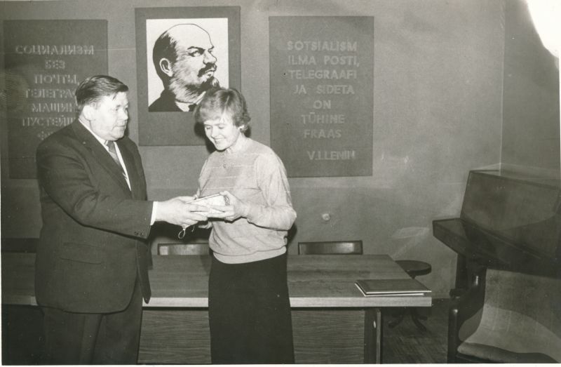 Foto. Haapsalu RSSI-i ülem õnnitleb Milvi Kelnerit juubeli puhul. Foto V. Pärtel, 1984