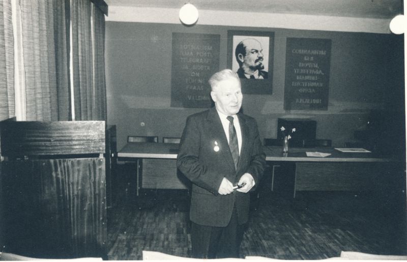 Foto. Tsiviilkaitse õppus Haapsalu RSS-is. Pildil staabiülem Sergei Ruban. Foto V. Pärtel, 1984
