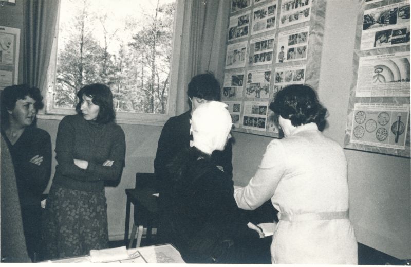 Foto. Tsiviilkaitse õppus Haapsalu RSS-is. Sanitaarsalklaste väljaõpe. Foto V. Pärtel, 1984