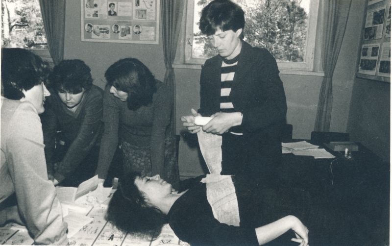 Foto. Tsiviilkaitse õppus Haapsalu RSS-is. Sanitaarsalklaste väljaõpe. Foto V. Pärtel, 1984
