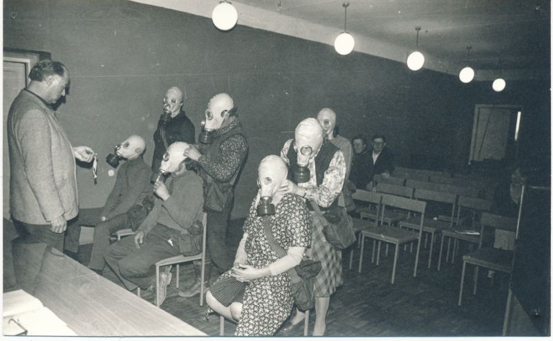 Foto. Tsiviilkaitse õppus Haapsalu RSS-is. Eksam sideteenistuse formeeringule. Foto V. Pärtel, 1984