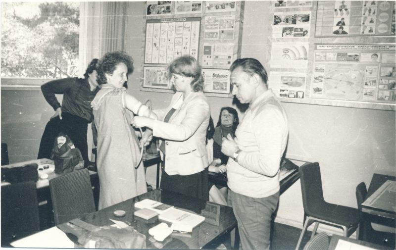Foto. Tsiviilkaitse õppus Haapsalu RSS-is. Teadmiste kontroll. Foto V. Pärtel, 1984