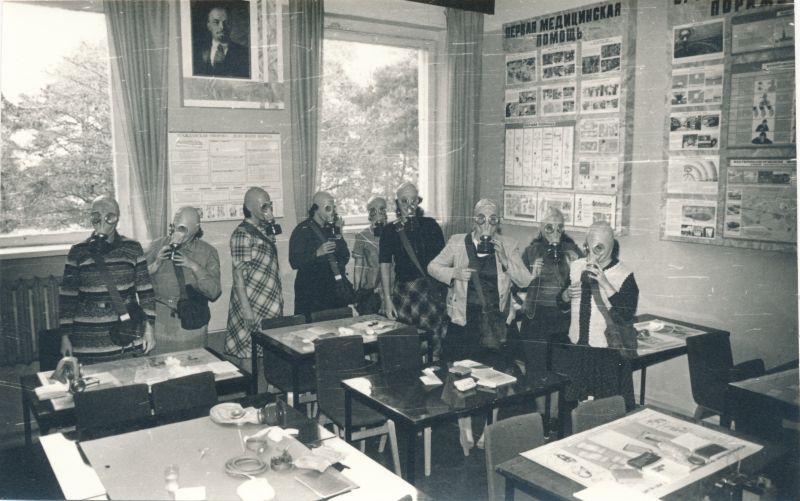Foto. Tsiviilkaitse õppus Haapsalu RSS-is: gaasimaskides õppusest osavõtjad. Foto V. Pärtel, 1984
