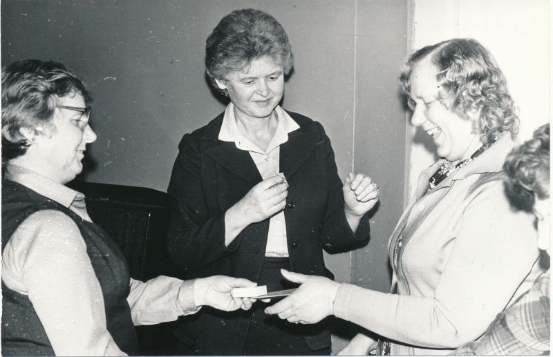 Foto. Sideveteranide õhtu Haapsalu RSS-is. Tööveterani medali saab postisorteerija Armide Koppelsaar. Foto Haapsalu TTV fotoateljee, 1984