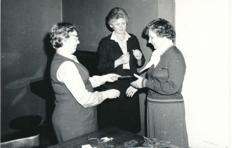 Foto. Sideveteranide õhtu Haapsalu RSS-is. Tööveterani medali saab telegrafist Antonina Rebane. Foto Haapsalu TTV fotoateljee, 1984