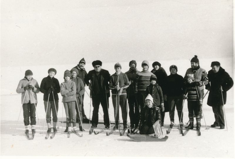 Foto. Haapsalu RSS suusapäev Pullapääl: ühispilt. Foto V. Pärtel, veebruar 1984