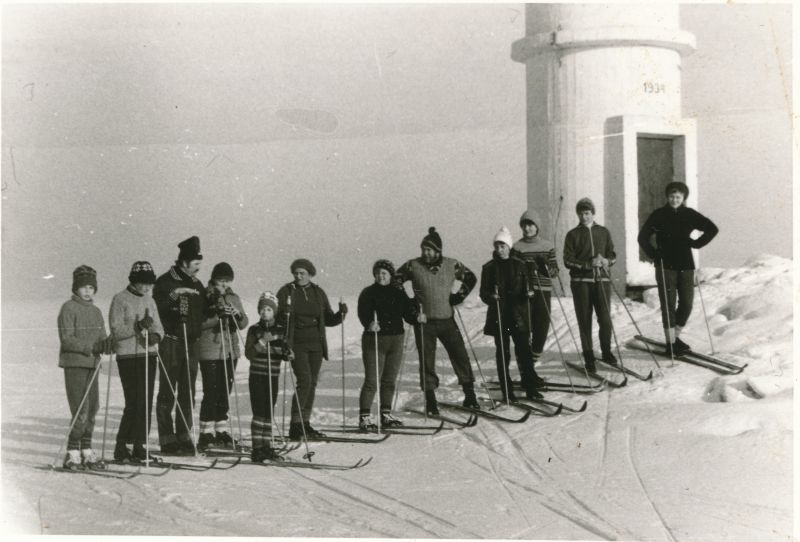 Foto. Haapsalu RSS suusapäev Pullapääl: ühispilt. Foto V. Pärtel, veebruar 1984