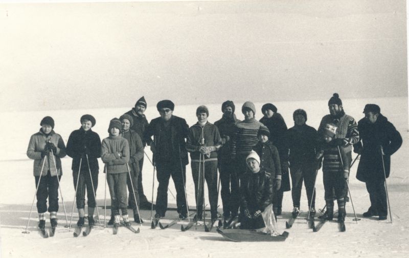 Foto. Haapsalu RSS suusapäev Pullapääl: ühuspilt. Foto V. Pärtel, veebruar 1984