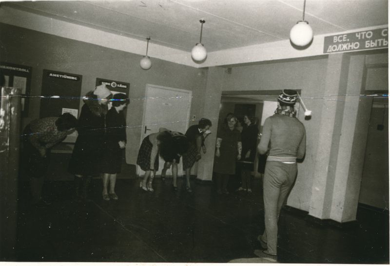 Foto. Naistepäeva tähistamine Haapsalu Sidesõlmes. Vello Nõupuu viib läbi virgutusvõimlemist. Foto V. Pärtel, 1984