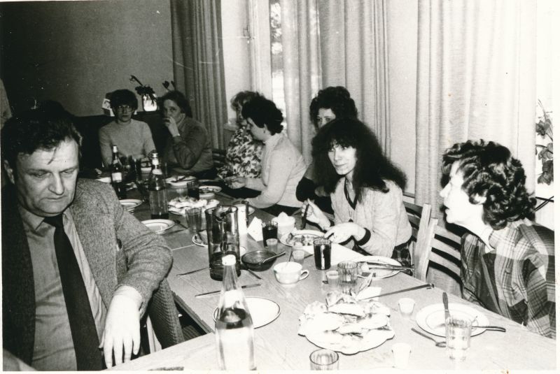 Foto. Naistepäeva pidulaud Haapsalu Sidesõlmes. Foto V. Pärtel, 1984