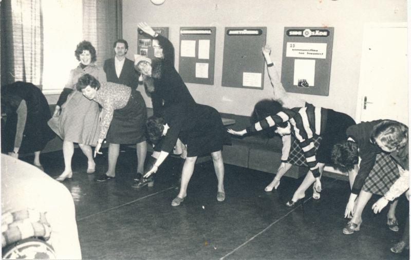 Foto. Naistepäeva tähistamine Haapsalu Sidesõlmes: virgutusvõimlemine. Foto v. Pärtel, 1984