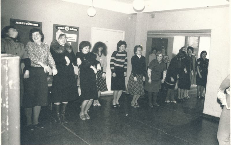 Foto. Naistepäeva tähistamine Haapsalu Sidesõlmes: virgutusvõimlemine. Foto V. Pärtel, 1984
