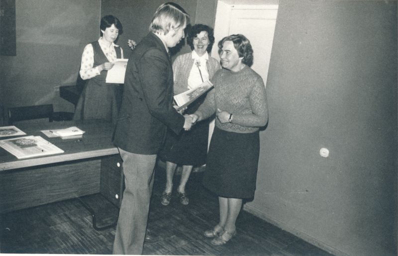 Foto. Sidetöötajate päeva tähistamine Haapsalu RSS-is 1. Aukirja saab Helve Neidojal Lihulast Foto V. Pärtel, 1984