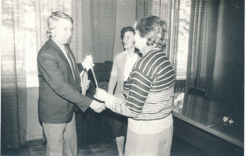 Foto. Koidu Sillaste õnnitleb teise koha saavutanud Haapsalu RSS-i mälumängu võistkonna kaptenit Harri Tau'd. Foto V. Pärtel, mai 1984
