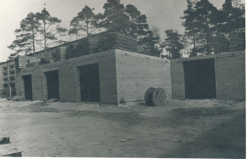 Foto. Laupäevak Haapsalu RSS-i keskuses, vaade ehitusjärgus garaaž-laole. Foto V. Pärtel, aprill 1984