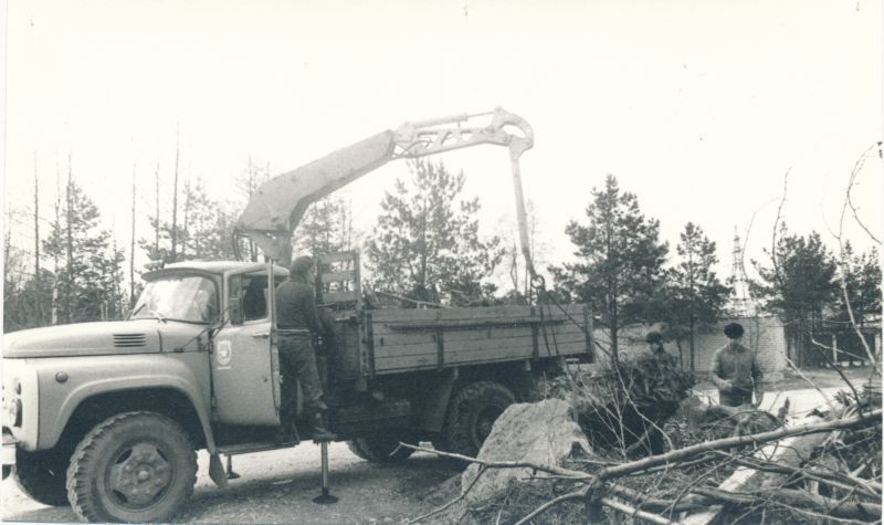 Foto. Laupäevak Haapsalu RSS-i keskuses: prahi äravedu veoautoga, pildil Hans Loorens. Foto V. Pärtel, aprill 1984