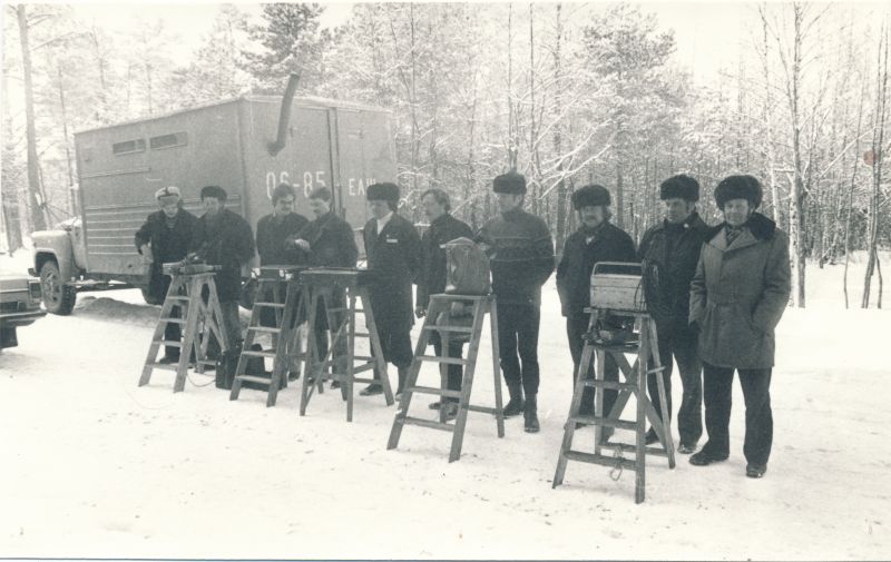 Foto. Abonentpunktide ehitamise võistlus Haapsalu RSS-is, meeskonnad võistluse ootel. Foto V. Pärtel, 1984