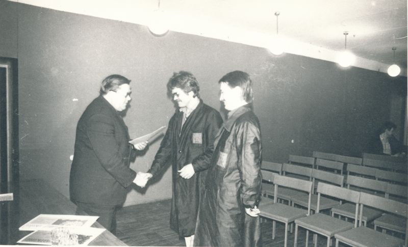 Foto. Abonentpunktide ehitamise võistlus Haapsalu RSS-is. Võidukas Rapla võistkond koosseisus Peeter Sarri ja Mihail Lukanjov. Foto V. Pärtel, 1984