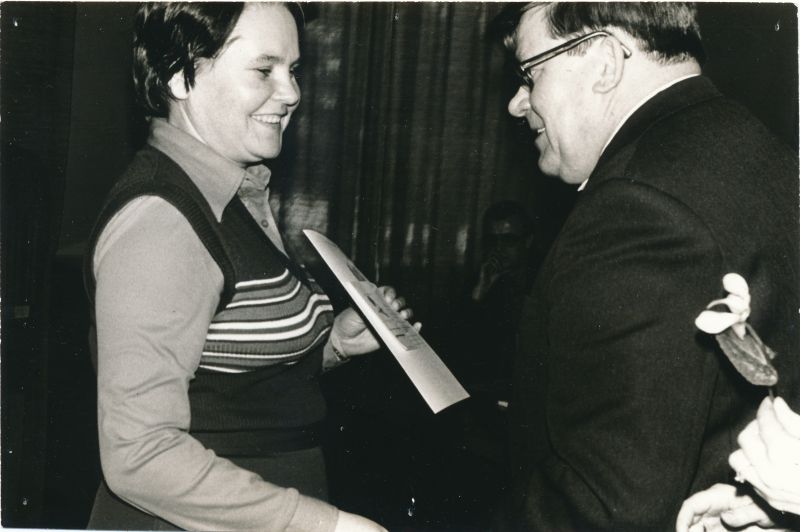 Foto. Haapsalu RSS-i kollektiivlepingu sõlmimise a/ü konverents. Aukirja saab Ljubov Kazakova. Foto V. Pärtel, veebruar 1984