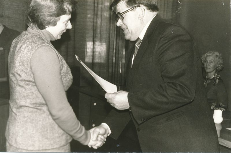 Foto. Haapsalu RSS-i kollektiivlepingu sõlmimise a/ü konverents, töötaja autasustamine. Foto V. Pärtel,  veebruar 1984