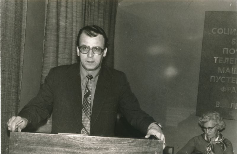 Foto. Haapsalu RSS-i kollektiivlepingu sõlmimise a/ü konverents. Kõnega esineb sideministri asetäitja Toomas Sõmera. Foto V. Pärtel, veebruar 1984