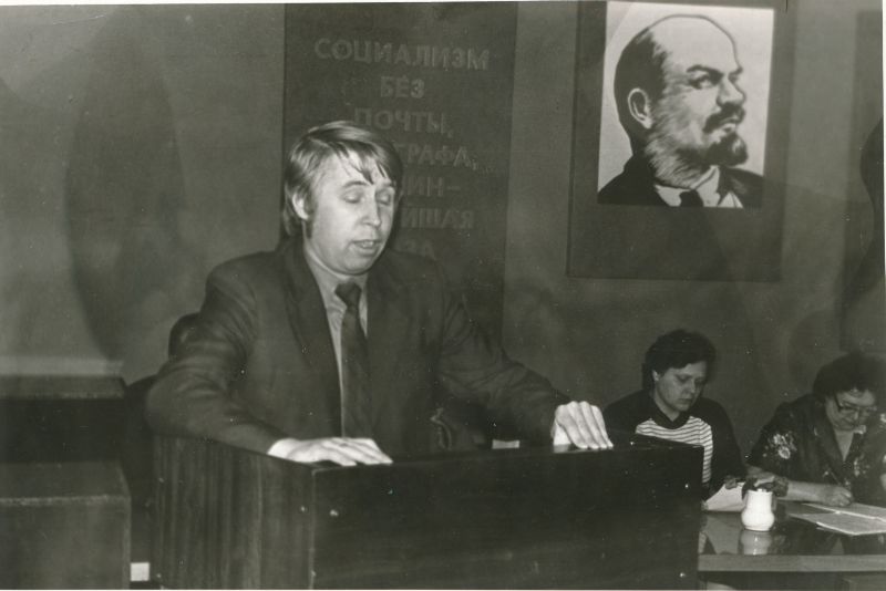 Foto. Haapsalu RSS-i kollektiivlepingu sõlmimise a/ü konverents. Esineb peainsener Harri Tau. Foto V. Pärtel, veebruar 1984