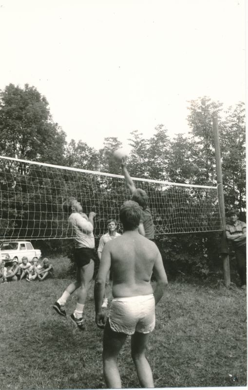 Foto. "Väinamere Sidemängud" Kingissepa rajoonis Ruhves 1986. Võrkpalli võistlused.