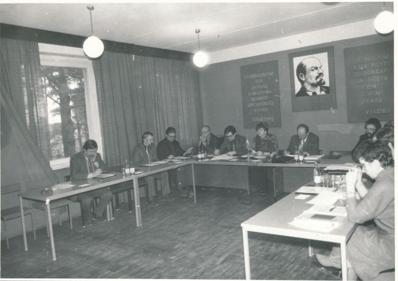 Foto. Haapsalu Rajooni RSN TK ja ENSV Sideministeeriumi kolleegiumi väljasõiduistung Haapsalu Sidesõlmes 1986.