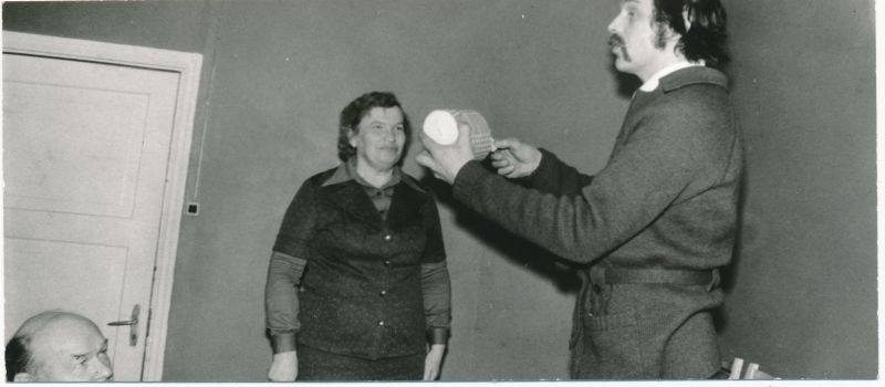Foto. Naistepäeva tähistamine Haapsalu Sidesõlmes 1979. Vello Nõupuu ja Hermine Košanskaja.