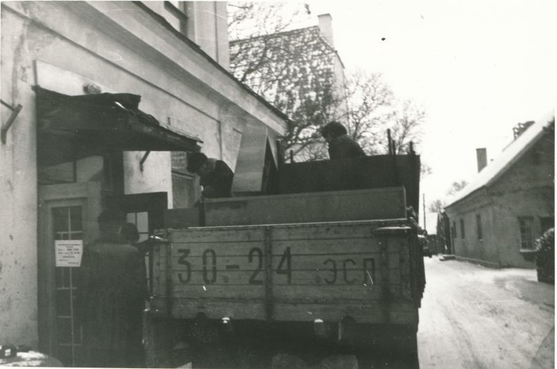 Foto. Haapsalu Sidesõlme kolimine Kaardiväe 1 Tamme 21a jaanuaris 1980.