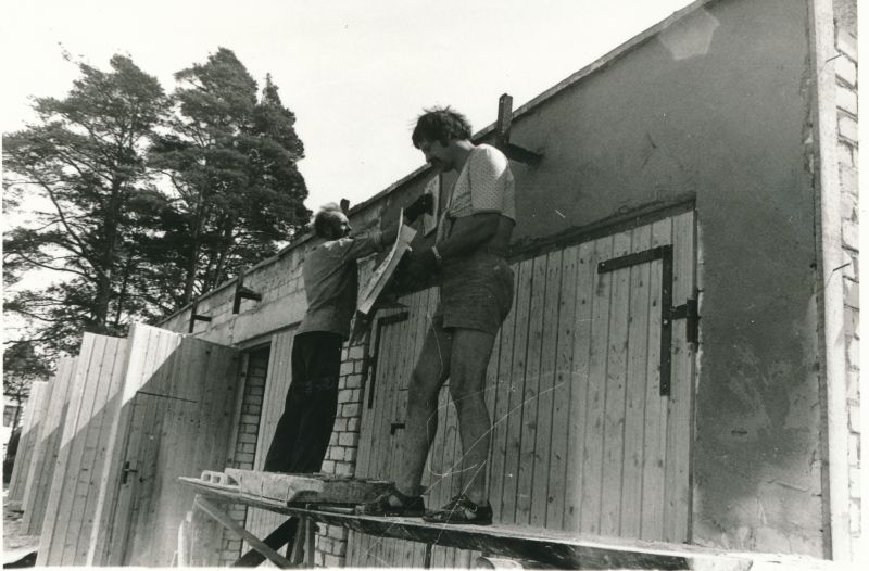 Foto. Haapsalu Sidesõlme garaaži Tamme 21a ehitamine 1980. Leonard Saarna ja Vello Nõupuu.